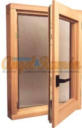 ventana europea madera rustica pino contraventana barnizada herrajes