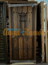 puerta rústica con ventanuco