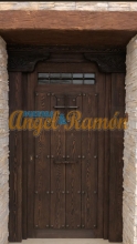puerta rústica de exterior con ventanuco y clavos-madera-forja-mensulas-artesnal-emvejecida-pino-oferta-porton entrada