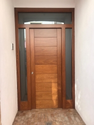 Puerta-moderna-iroko-fijo,montante,laterales-pino-rayada-amedida-barata-oferta-exterior-calle-porton-rayada-vanguardista-diseño