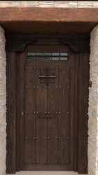 puerta rústica de exterior con ventanuco y clavos-madera-forja-mensulas-artesnal-emvejecida-pino-oferta-porton entrada